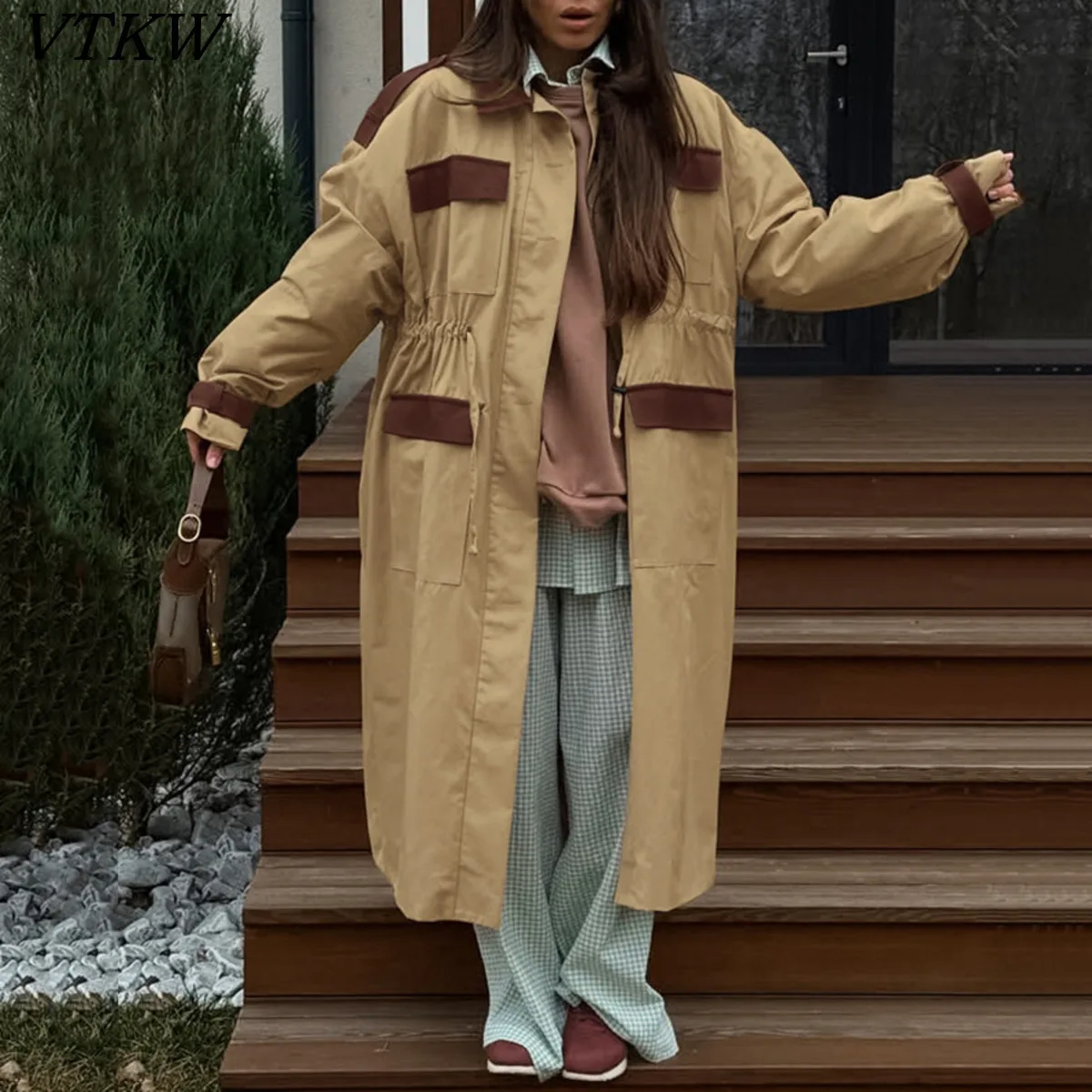 VTKW женский бежевый длинный плащ цветной блок контрастная отделка шнурок на талии пуговицы спереди свободный крой повседневная ветровка верхняя одежда
VTKW женский бежевый длинный плащ цветной блок контрастная отделка шнурок на талии пуговицы спереди свободный крой повседневная ветровка верхняя одежда