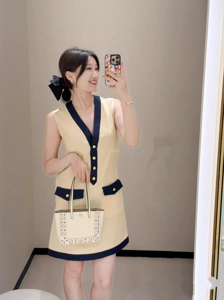 Fashionable Casual Short Sleeveless Dress 2026 New Style High Waist A-Line Skirt V-Neck Commute Suitable for All Seasons
Fashionable Casual Short Sleeveless Dress 2026 New Style High Waist A-Line Skirt V-Neck Commute Suitable for All Seasons