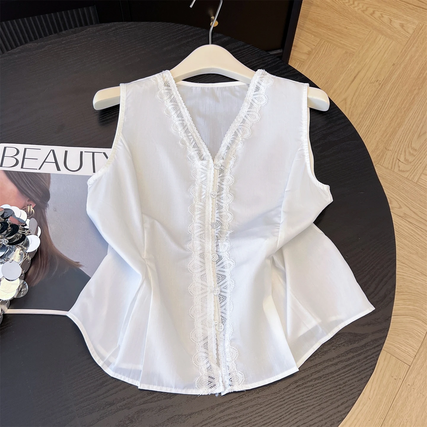 Женская блузка с V-образным вырезом и кружевными вставками, свободного кроя, высококачественный дизайн, для лета, для повседневной носки, от Guangzhou Thirteenth Fac
Женская блузка с V-образным вырезом и кружевными вставками, свободного кроя, высококачественный дизайн, для лета, для повседневной носки, от Guangzhou Thirteenth Fac