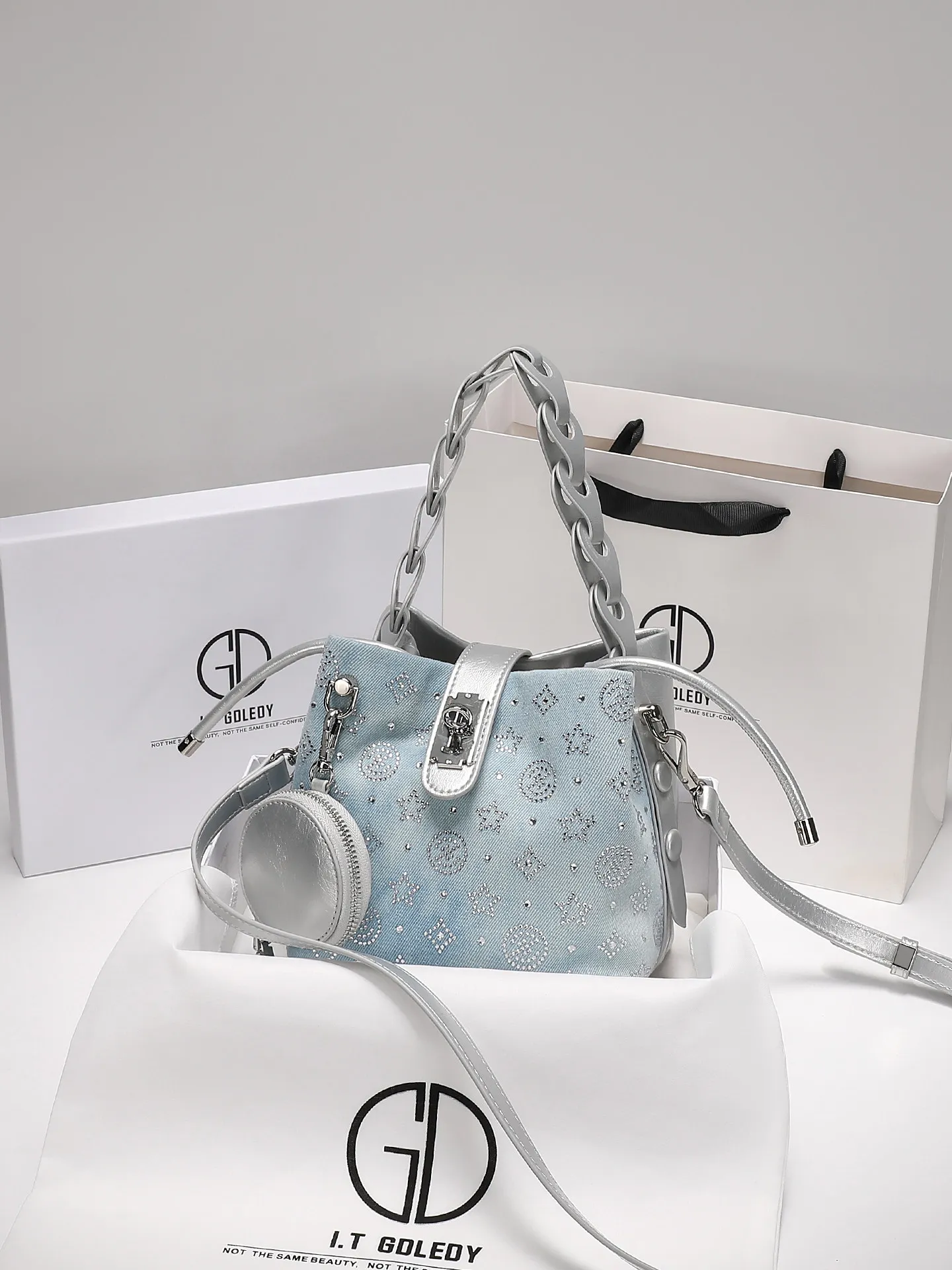 Luxury and Fashion Handheld Bucket Bag with Premium Denim Canvas and Delicate Diamond Decoration Women's Popular Crossbody Bag
Luxury and Fashion Handheld Bucket Bag with Premium Denim Canvas and Delicate Diamond Decoration Women's Popular Crossbody Bag