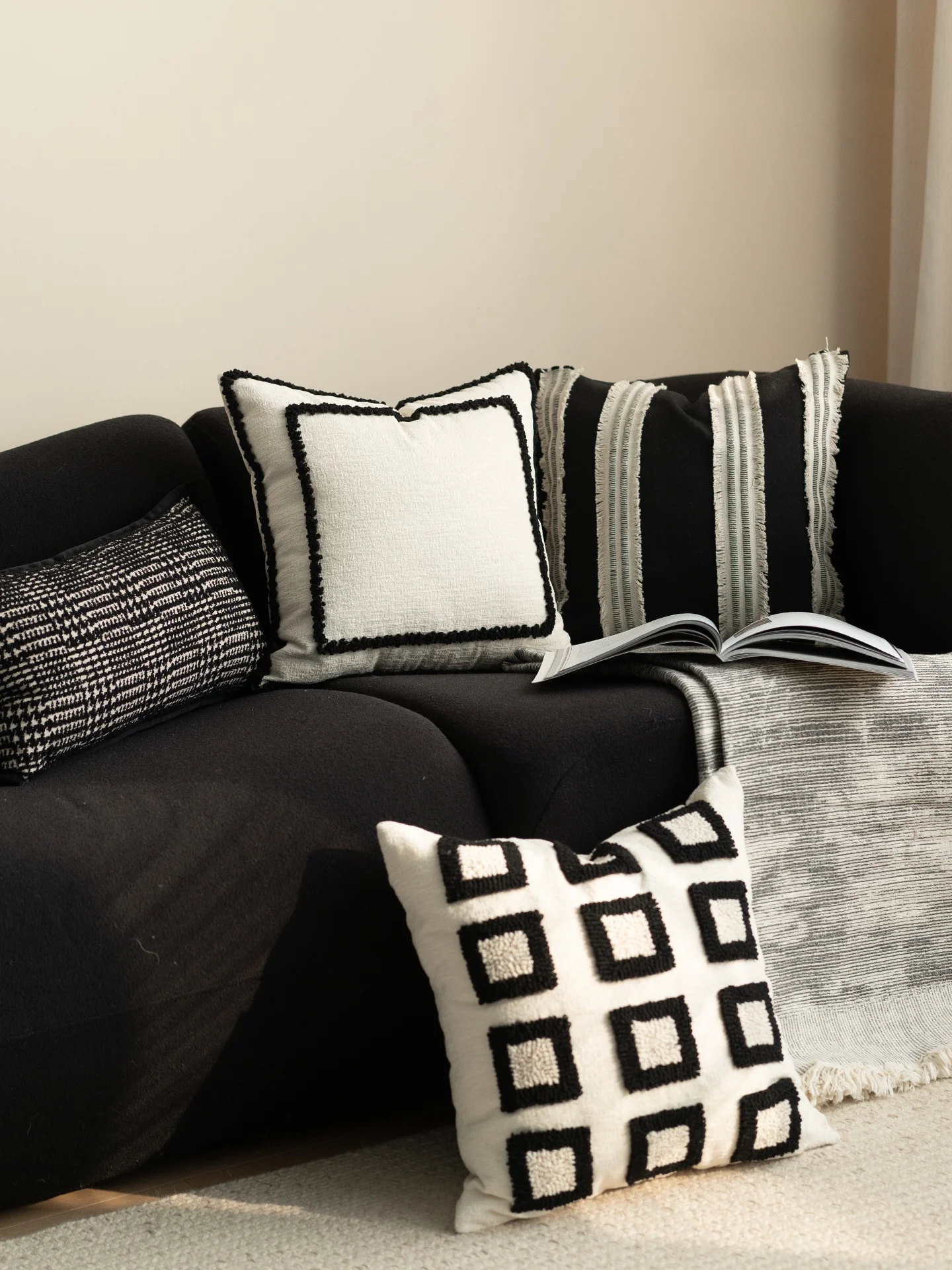 Italian Style Square Pillow Sofa Backrest Black White Geometric Pattern Detachable Cover for Homestay Model Room Decoration
Italian Style Square Pillow Sofa Backrest Black White Geometric Pattern Detachable Cover for Homestay Model Room Decoration