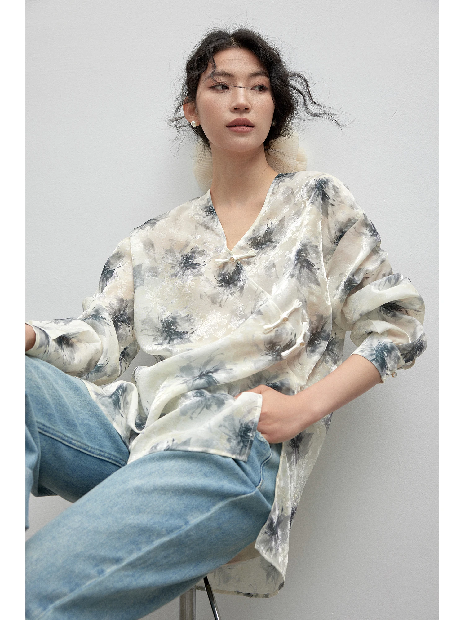 owyee Chinese Sle Printed Long Sve Women's irt Lightweight Translucent Sun Protection Loose Fit Polyester Fabric
owyee Chinese Sle Printed Long Sve Women's irt Lightweight Translucent Sun Protection Loose Fit Polyester Fabric