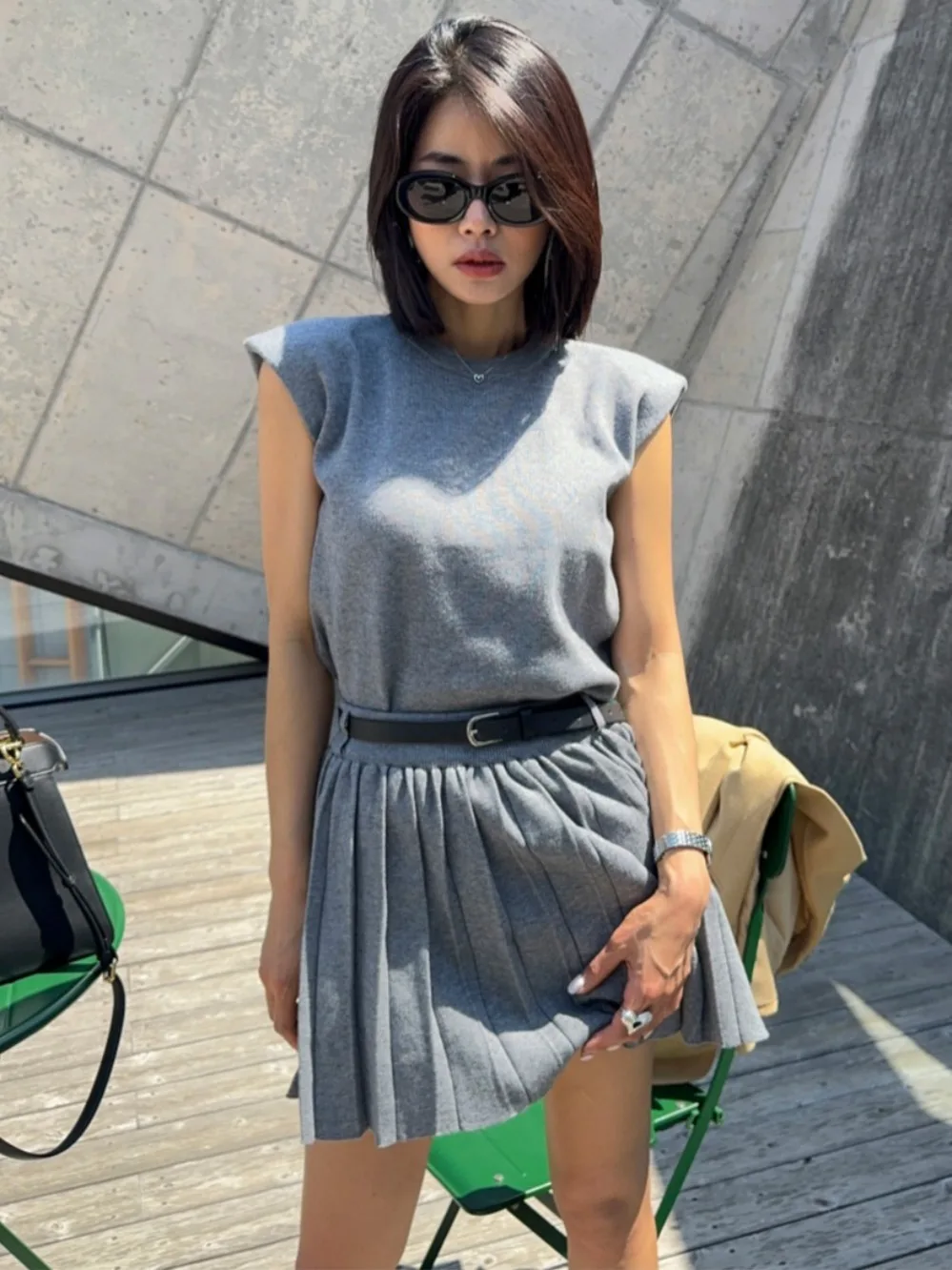 Chic Summer Knitted Svel Vest Top High Waist Pleated Skirt Set Faionable Versatile Clothing Ensemble for Women
Chic Summer Knitted Svel Vest Top High Waist Pleated Skirt Set Faionable Versatile Clothing Ensemble for Women