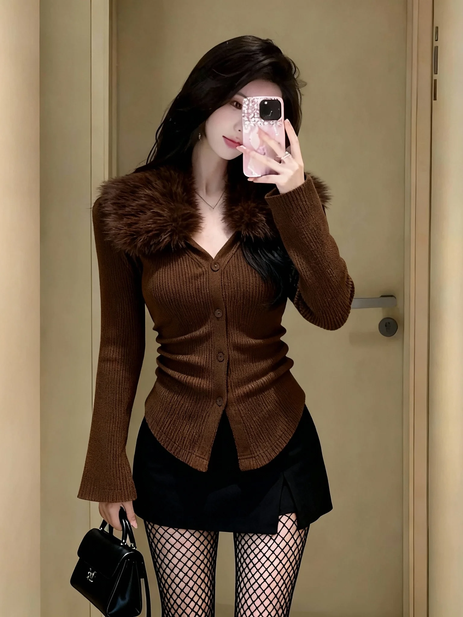 Reversible V-Neck Base Shirt Single Button Splicing Furry Inner Wear Korean Style Nicole Rose Brand Women's Fashion Top
Reversible V-Neck Base Shirt Single Button Splicing Furry Inner Wear Korean Style Nicole Rose Brand Women's Fashion Top