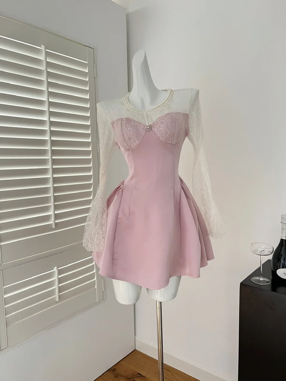 Korean Fashion Vintage 2025 Spring Elegant Two Pieces Set Women Beige Mesh Pearl Long Sleeved Tops + Pink Short Slip Dress Trend
Korean Fashion Vintage 2025 Spring Elegant Two Pieces Set Women Beige Mesh Pearl Long Sleeved Tops + Pink Short Slip Dress Trend