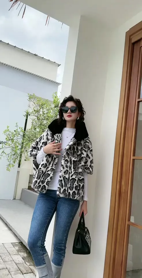 2025 Fashionable Women's Leopard Print Hooded Faux Fur Jacket Short Coat Heavy Loose Elegant Jackets Outerwears Female
2025 Fashionable Women's Leopard Print Hooded Faux Fur Jacket Short Coat Heavy Loose Elegant Jackets Outerwears Female
