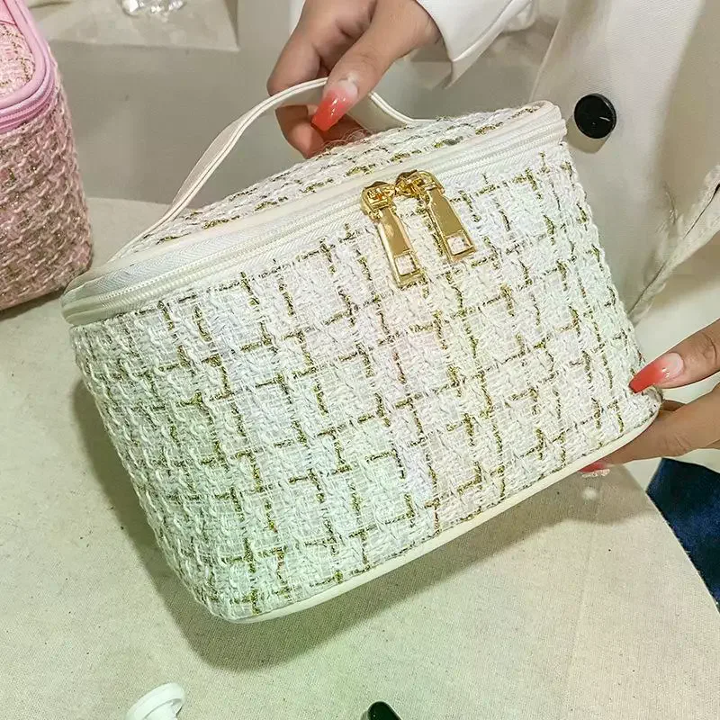2025 New Women's Bag Knitted Style Makeup Bag Portable Portable Portable Makeup Bag Fashionable Large Storage Bag
2025 New Women's Bag Knitted Style Makeup Bag Portable Portable Portable Makeup Bag Fashionable Large Storage Bag