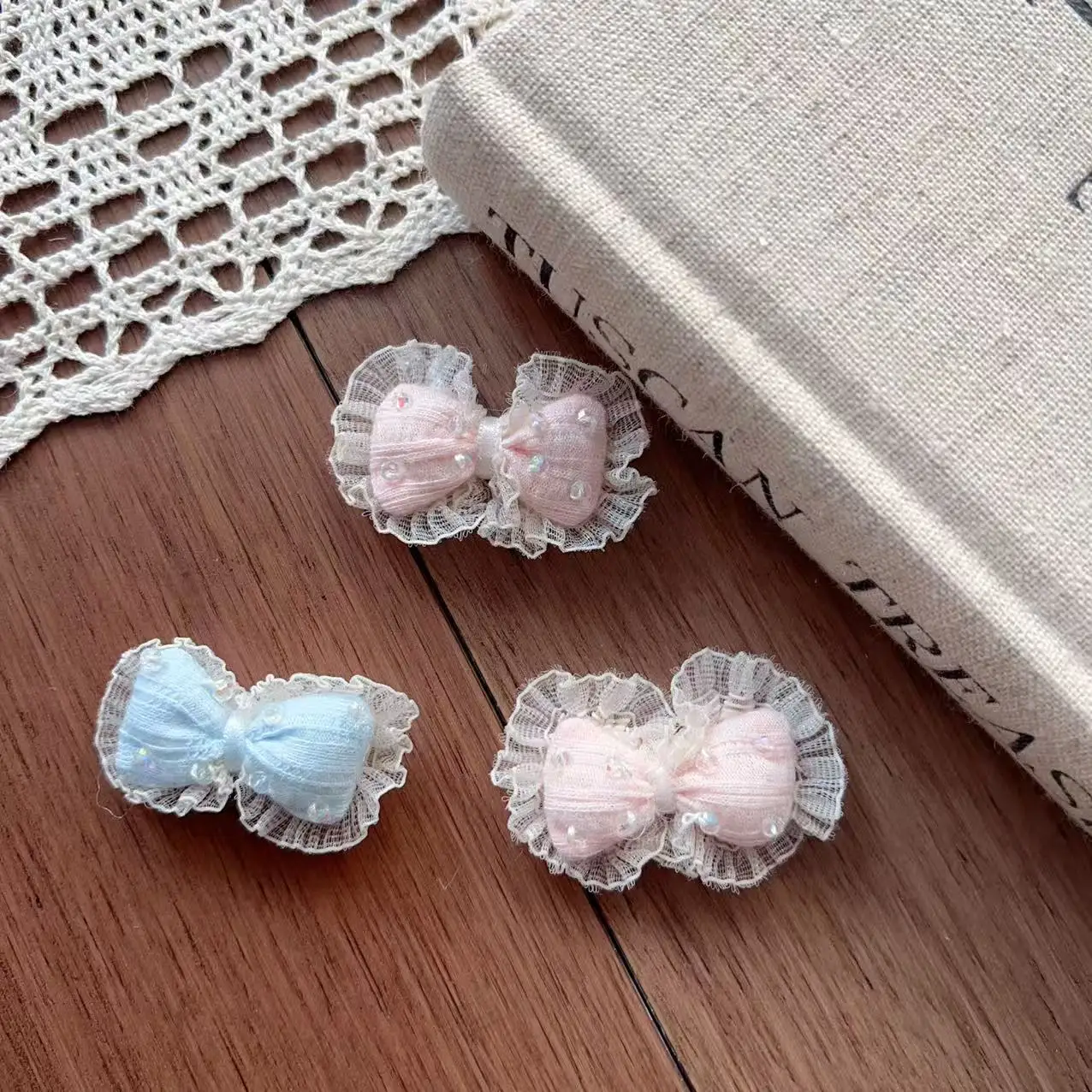 Multifunctional Lace Trim Puffy Fabric Bow Brooch Pin Tweed Design for Bag Shoes Socks Hat Clothing Trim
Multifunctional Lace Trim Puffy Fabric Bow Brooch Pin Tweed Design for Bag Shoes Socks Hat Clothing Trim