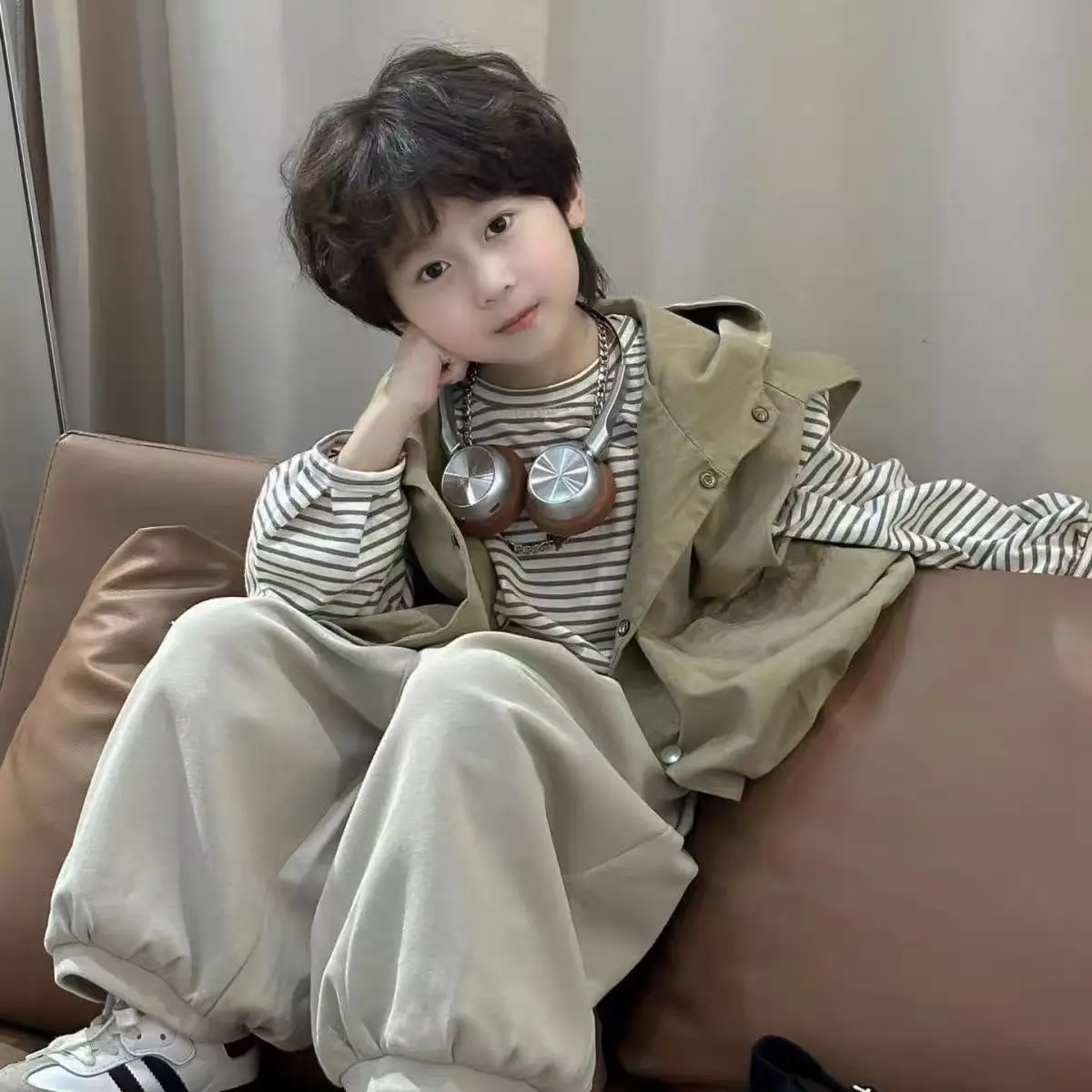 Boys' 2025 Autumn Simple Loose Workwear Style Hooded Vest Striped T-shirt With Wide Leg Lantern Pants Three Piece Set
Boys' 2025 Autumn Simple Loose Workwear Style Hooded Vest Striped T-shirt With Wide Leg Lantern Pants Three Piece Set