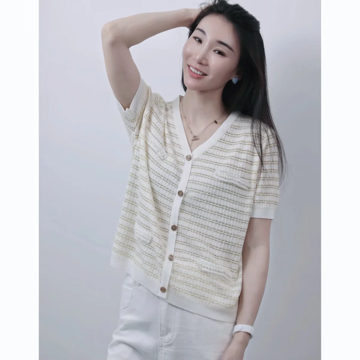Summer Short-Sleeved Fashionable Knitwear Elegant V Neck Knitwear for Women 2025 French Gentle Work Clothing Thin Women's Top
Summer Short-Sleeved Fashionable Knitwear Elegant V Neck Knitwear for Women 2025 French Gentle Work Clothing Thin Women's Top
