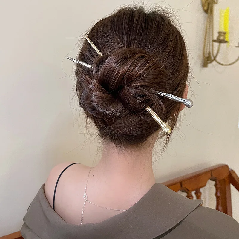 Minimalist Metal Hairpin for Women in Modern Daily Life with A Back of The Head Hairpin and A High-end Feel.
Minimalist Metal Hairpin for Women in Modern Daily Life with A Back of The Head Hairpin and A High-end Feel.