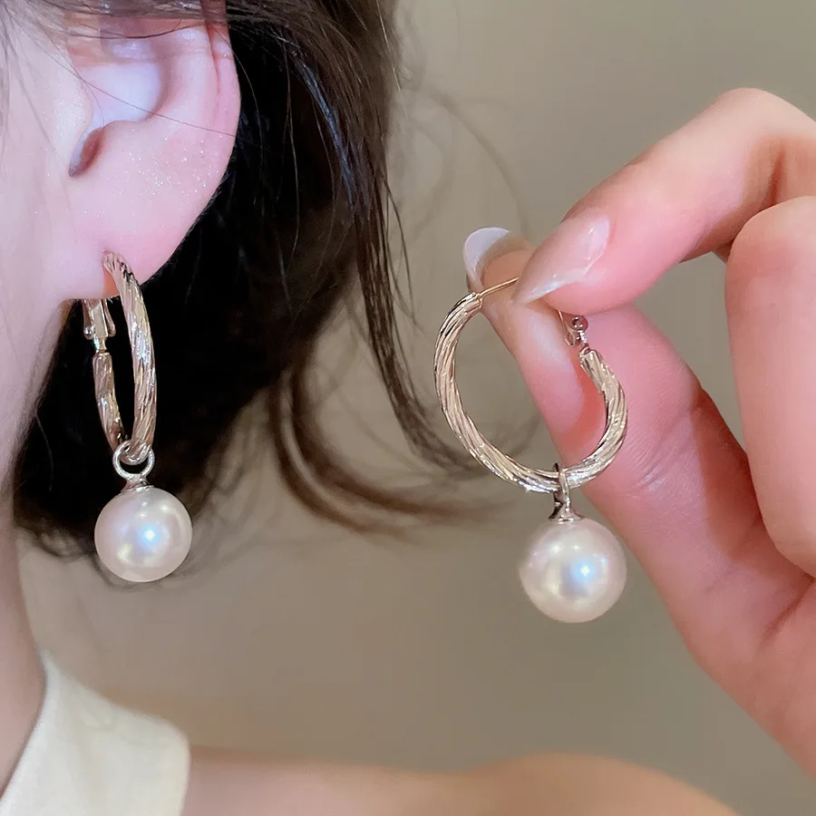 Imitation Pearl Hoop Earrings for Women Fashion D-shaped Texture Hollow Out Ear Buckles Charms Daily Birthday Party Jewelry New
Imitation Pearl Hoop Earrings for Women Fashion D-shaped Texture Hollow Out Ear Buckles Charms Daily Birthday Party Jewelry New