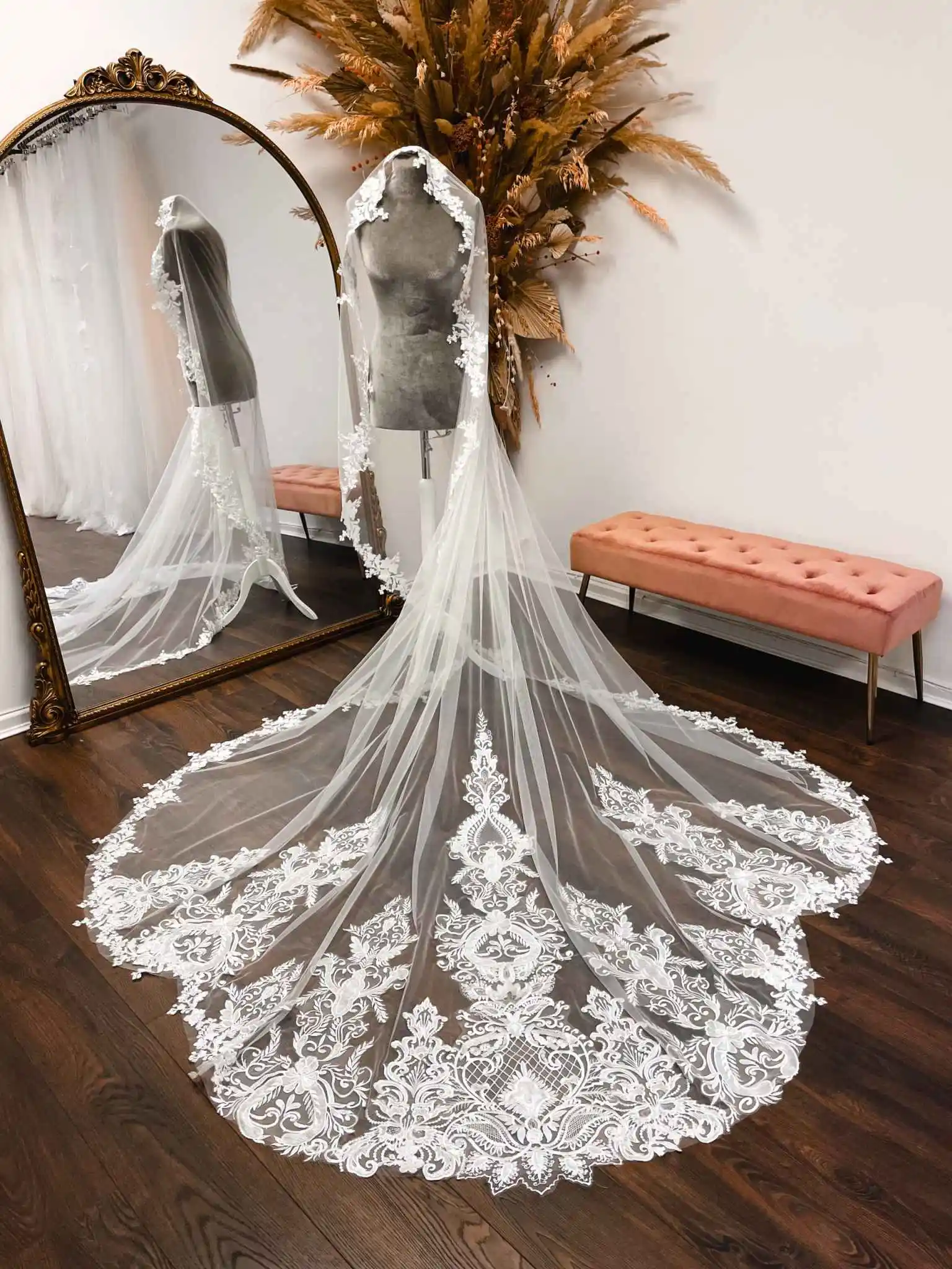 Elegant One Layer Wedding Veils 3M Cathedral Length Bridal Veils With Comb Lace Appliques Edge Wedding Accessories Customized
Elegant One Layer Wedding Veils 3M Cathedral Length Bridal Veils With Comb Lace Appliques Edge Wedding Accessories Customized