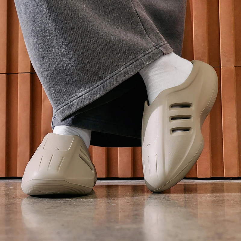 Adidas Authentic New Year Three Leaves Men's Women's Wear-Resistant Slides JS4706
Adidas Authentic New Year Three Leaves Men's Women's Wear-Resistant Slides JS4706