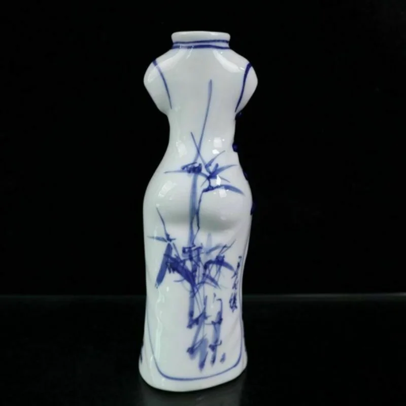 Chinese Exquisite Porcelain Hand-painted Blue White Bamboo Cheongsam Vase
Chinese Exquisite Porcelain Hand-painted Blue White Bamboo Cheongsam Vase