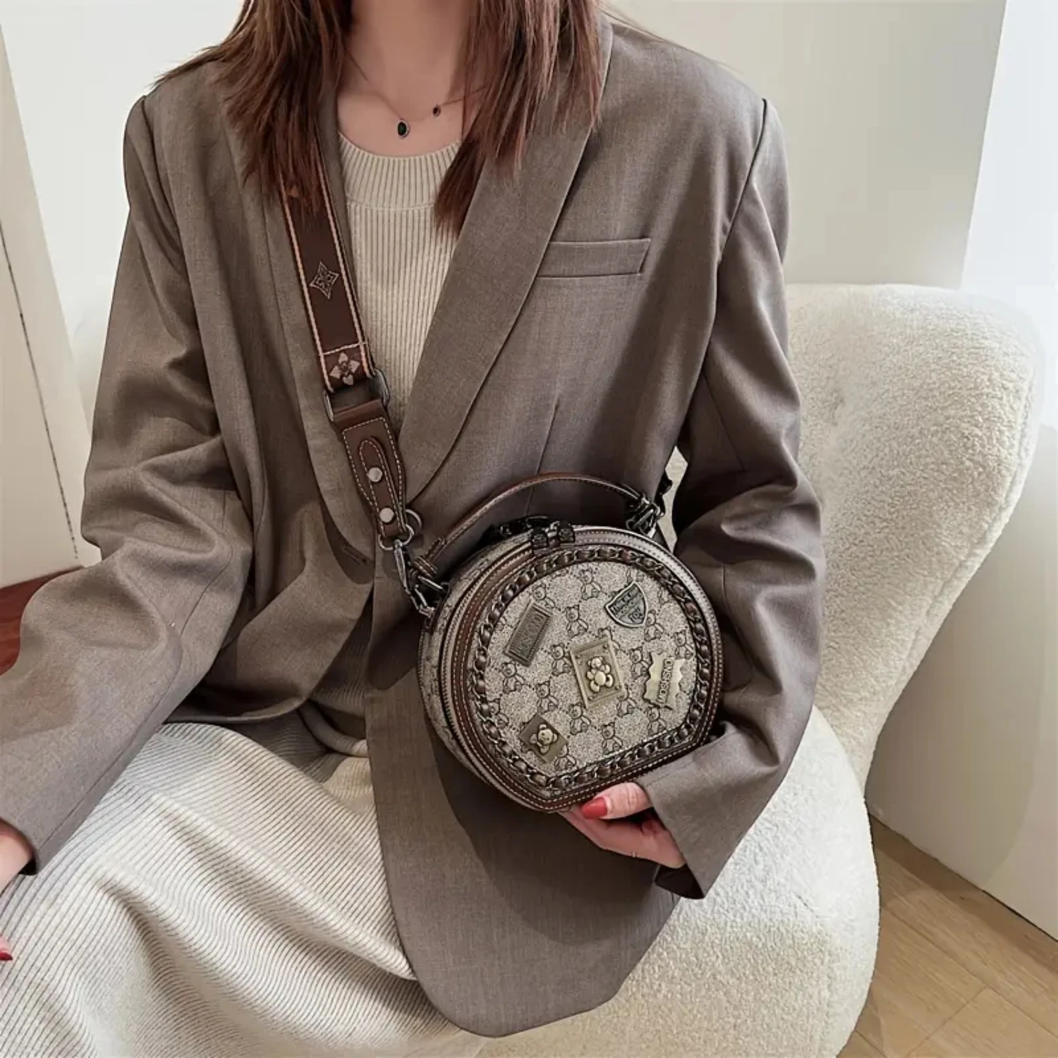 Stylish Rhombus Pattern Crossbody Purse with Zipper Closure, Fashionable Round Shoulder Bag for Women, Trendy Fashion Handbag fo
Stylish Rhombus Pattern Crossbody Purse with Zipper Closure, Fashionable Round Shoulder Bag for Women, Trendy Fashion Handbag fo