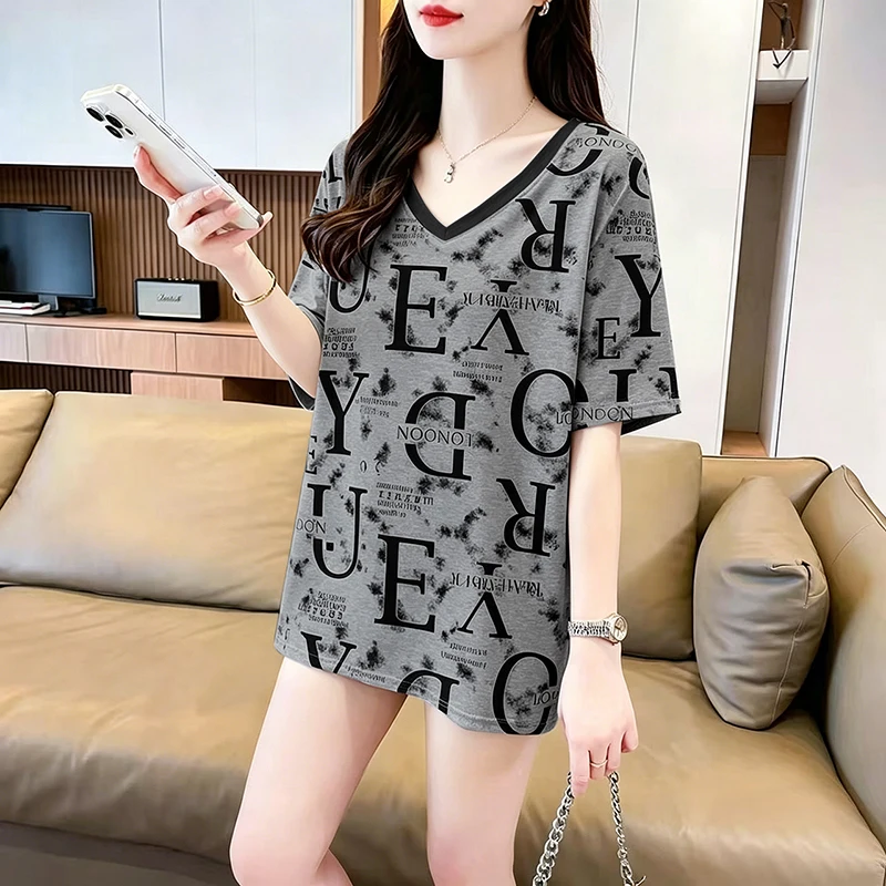 Women's plus-size summer V-neck lounging top, loose and comfortable, bringing you a cool summer.
Women's plus-size summer V-neck lounging top, loose and comfortable, bringing you a cool summer.