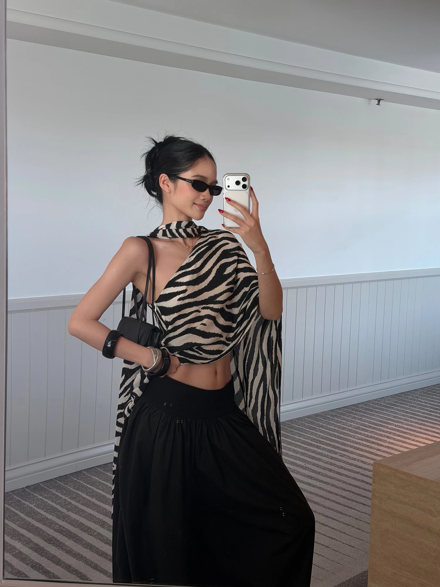 Rovente Women's Loose Casual Style Black White Zebra Patterned Shoulder Drape Shirt Vintage Loose Coat Top Fashionable Travel...
Rovente Women's Loose Casual Style Black White Zebra Patterned Shoulder Drape Shirt Vintage Loose Coat Top Fashionable Travel...