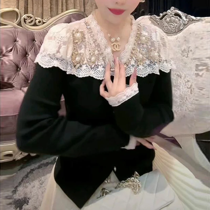 Женский стильный роскошный свитер с вышивкой стразами и кружевом, элегантный вязаный пуловер с V-образным вырезом, длинными рукавами и облегающим силуэтом
Женский стильный роскошный свитер с вышивкой стразами и кружевом, элегантный вязаный пуловер с V-образным вырезом, длинными рукавами и облегающим силуэтом