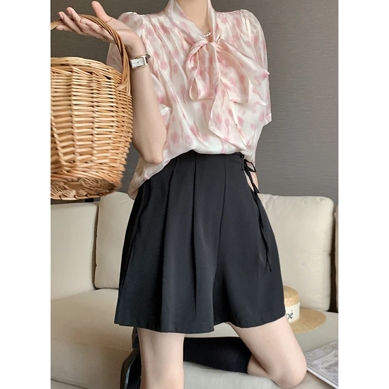 Shorts for Women 2023 Summer New Korean Simple Solid Color Button Lacing Elastic Waist Slim Wide-leg Short Shorts Female
Shorts for Women 2023 Summer New Korean Simple Solid Color Button Lacing Elastic Waist Slim Wide-leg Short Shorts Female