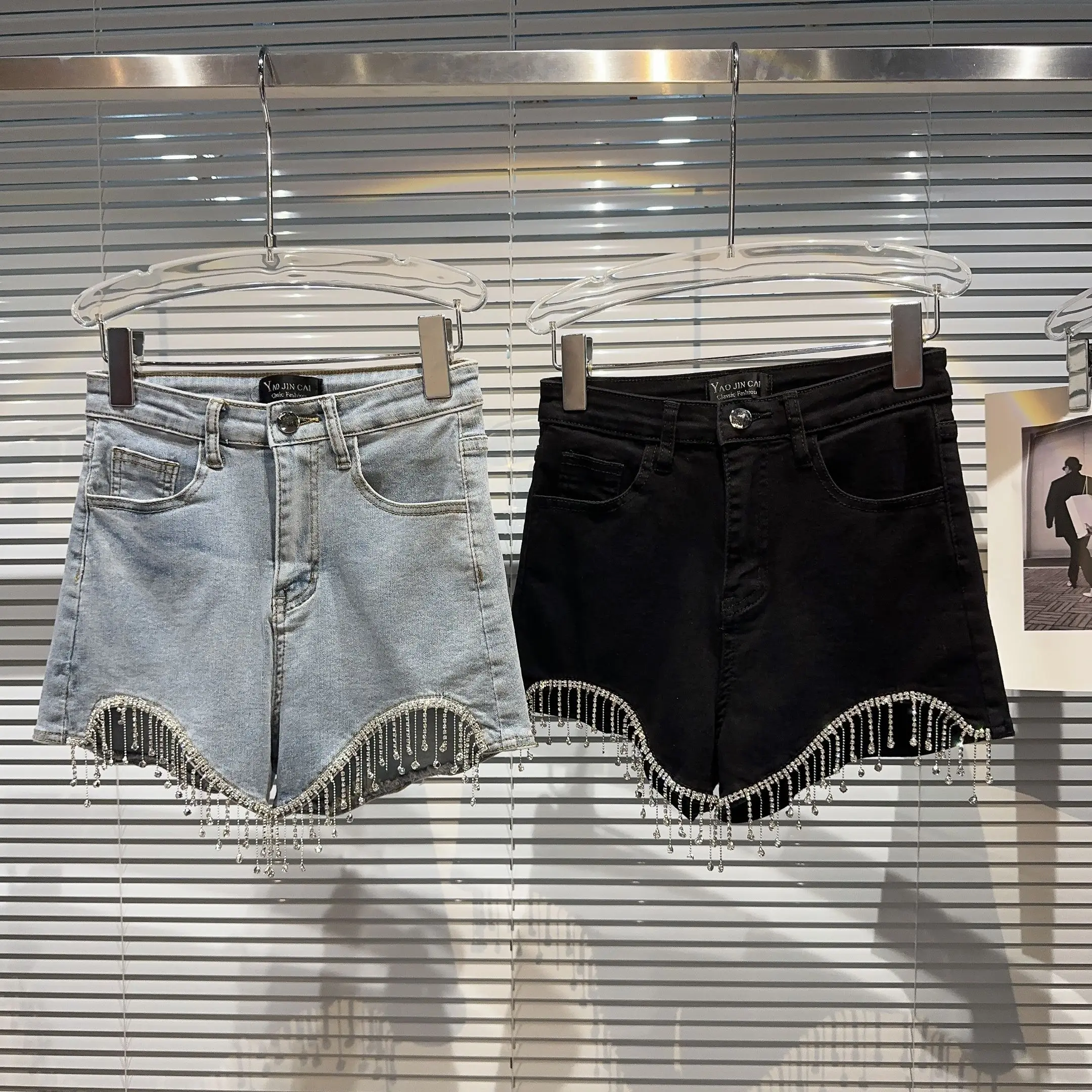 Summer 2026 Street Style Rhinestone Fringe Chain Trim Slim Fit Sexy Short Jeans Capri Length Natural Waist Button Closure
Summer 2026 Street Style Rhinestone Fringe Chain Trim Slim Fit Sexy Short Jeans Capri Length Natural Waist Button Closure