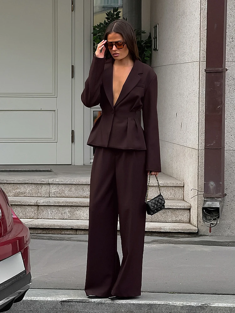 Модный женский костюм-двойка весна 2026: блейзер с V-образным вырезом и повседневные брюки для офиса
Модный женский костюм-двойка весна 2026: блейзер с V-образным вырезом и повседневные брюки для офиса