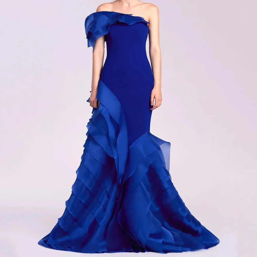 Royal blue strapless mermaid floor-length gown with one-side 3D ruffle detail. Slim fishtail cut flatters body curves, flowy tul
Royal blue strapless mermaid floor-length gown with one-side 3D ruffle detail. Slim fishtail cut flatters body curves, flowy tul
