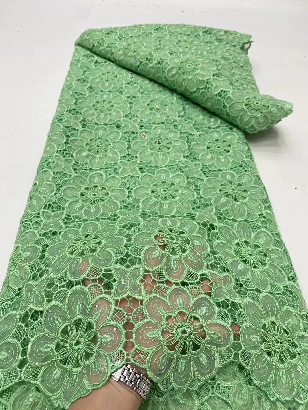 (5yards/pc) High quality mint green African voile guipure lace embroidered cord lace fabric with stone for party dress WDP020
(5yards/pc) High quality mint green African voile guipure lace embroidered cord lace fabric with stone for party dress WDP020
