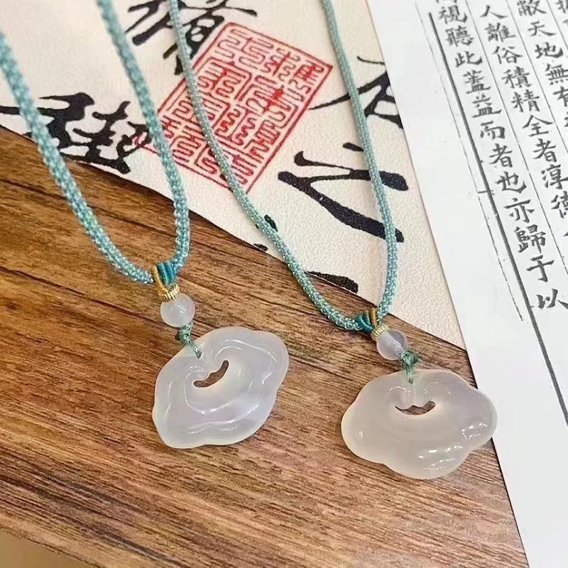 Натуральный высококачественный кулон из халцедона с изображением благоприятного облака и рюй, агатовый нефритовый кулон на удачу для девушки
Натуральный высококачественный кулон из халцедона с изображением благоприятного облака и рюй, агатовый нефритовый кулон на удачу для девушки