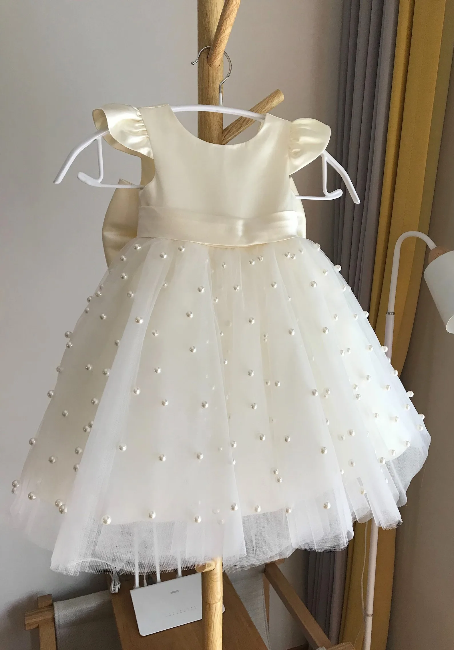 Custom Luxury Flower Girl Dress Wedding Gown Birthday Party Pageant Catwalk Ruffle Sleeve Pearl Tulle Dress فساتين اطفال
Custom Luxury Flower Girl Dress Wedding Gown Birthday Party Pageant Catwalk Ruffle Sleeve Pearl Tulle Dress فساتين اطفال