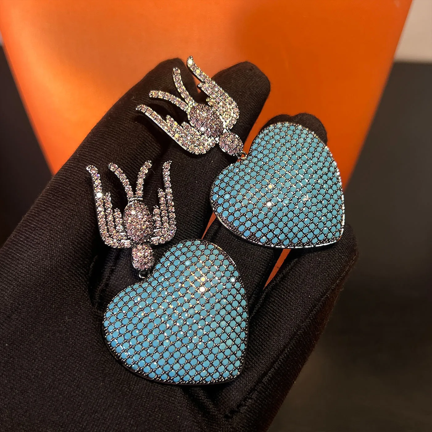 Retro turquoise love colored treasure fashion high-end cross-border light luxury love jewelry earrings
Retro turquoise love colored treasure fashion high-end cross-border light luxury love jewelry earrings