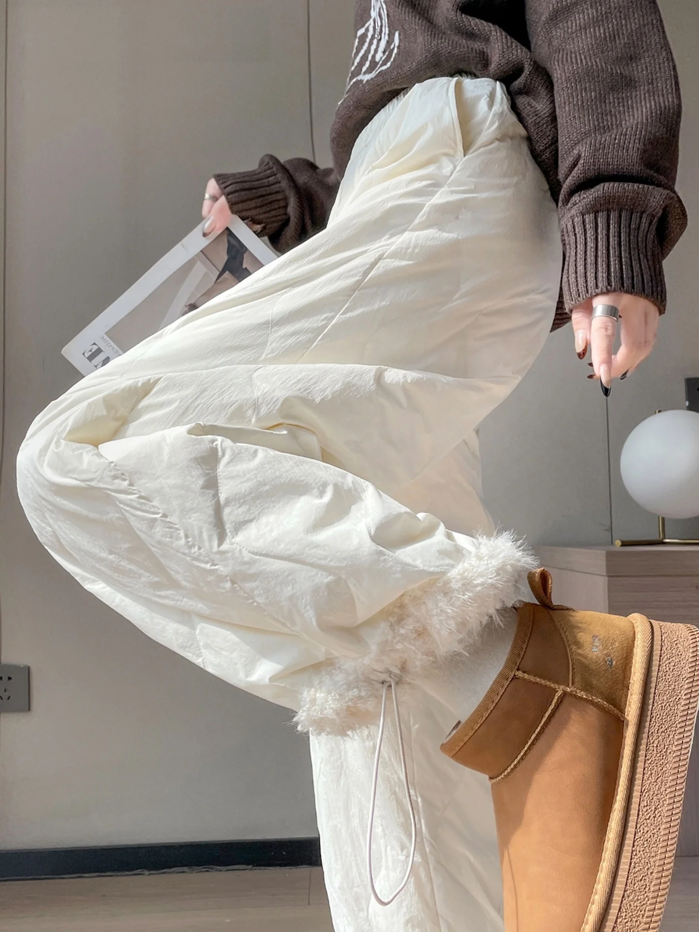 Женские широкие пуховые брюки белого цвета для активного отдыха, зимние, ветрозащитные, теплые, хлопковые, с высокой талией, прямого кроя
Женские широкие пуховые брюки белого цвета для активного отдыха, зимние, ветрозащитные, теплые, хлопковые, с высокой талией, прямого кроя