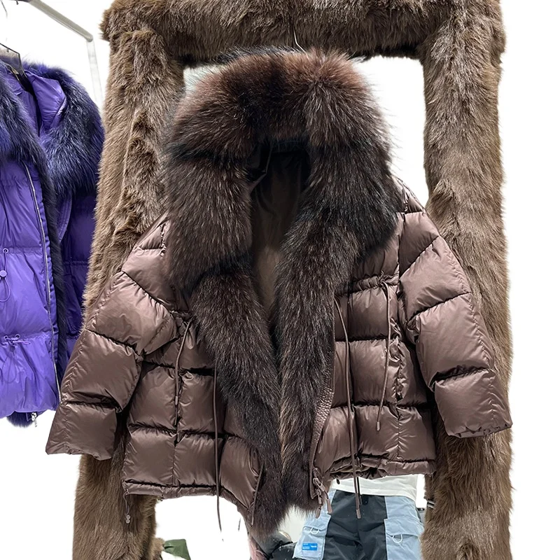 Европейская зимняя новинка 2025: роскошная женская удлиненная утепленная куртка с капюшоном и большим меховым воротником, модное пальто средней длины
Европейская зимняя новинка 2025: роскошная женская удлиненная утепленная куртка с капюшоном и большим меховым воротником, модное пальто средней длины