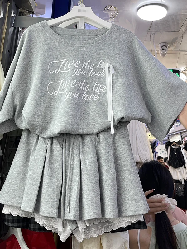 Casual Summer New Women's Pleated Skirt Set Short Sleeve T-Shirt with Knot Lace Trim Short Skirt Fashionable Ensemble
Casual Summer New Women's Pleated Skirt Set Short Sleeve T-Shirt with Knot Lace Trim Short Skirt Fashionable Ensemble