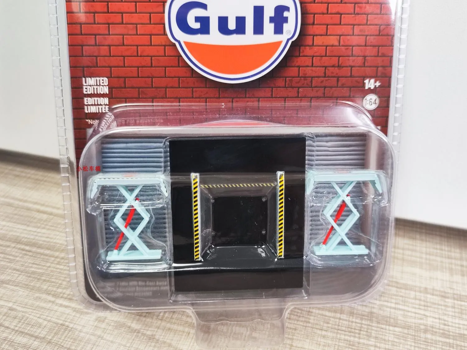 1:64 Double Scissor Lift Gulf Oil Advanced Collection Орнамент Модели автомобилей
1:64 Double Scissor Lift Gulf Oil Advanced Collection Орнамент Модели автомобилей