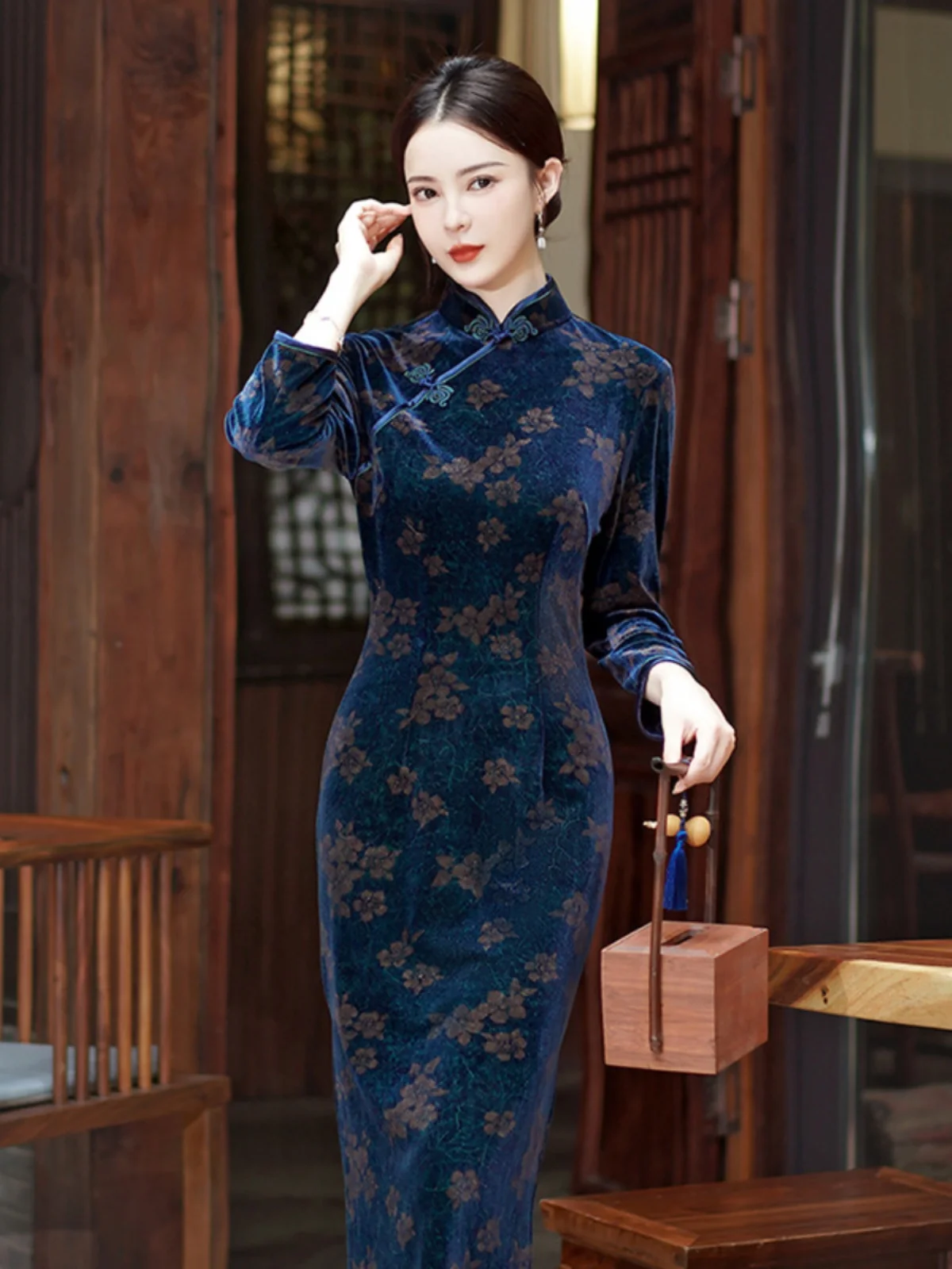 Женское летнее платье А-силуэта с цветочным принтом, воротником-стойкой, на пуговицах, со средней талией, в уличном стиле
Женское летнее платье А-силуэта с цветочным принтом, воротником-стойкой, на пуговицах, со средней талией, в уличном стиле