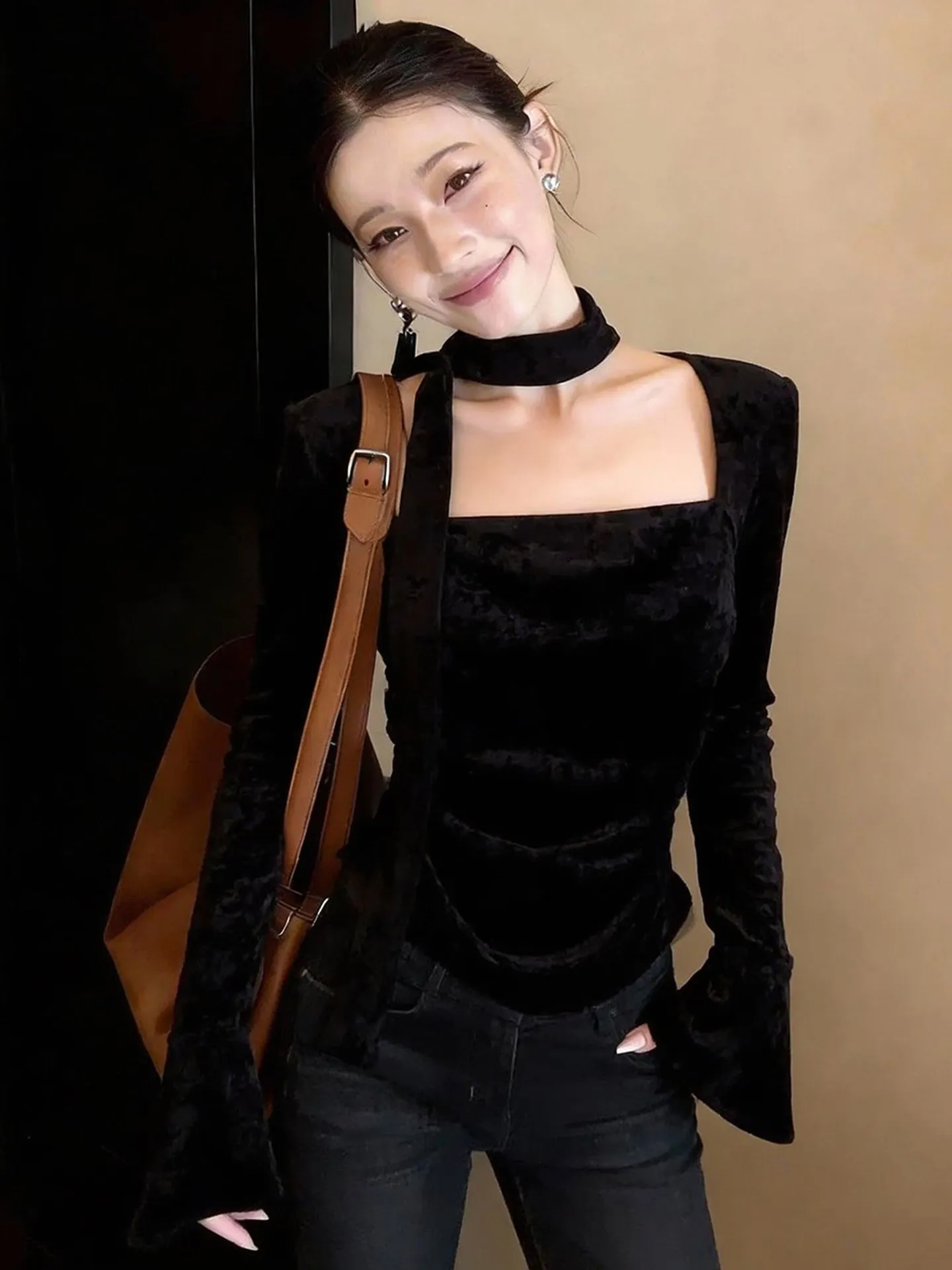 Elegant Velvet Top Women's Slim Fit Long Sleeve Neck Hanging Belt Fashionable Luxury Style Black Color Spring New Arrival
Elegant Velvet Top Women's Slim Fit Long Sleeve Neck Hanging Belt Fashionable Luxury Style Black Color Spring New Arrival