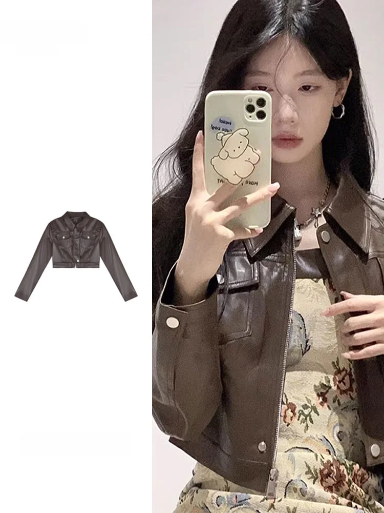 Brown Short PU Leather Jacket Women's Fashion Commute Style Slim Fit Zipper Design Motorcycle Jacket New 2024 Autumn Collection
Brown Short PU Leather Jacket Women's Fashion Commute Style Slim Fit Zipper Design Motorcycle Jacket New 2024 Autumn Collection