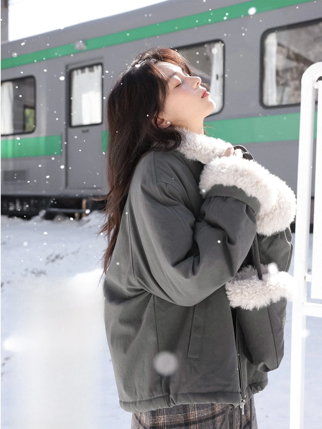 Женская утепленная куртка из искусственного меха ягненка и хлопка для снежных дней, для поездок на работу, с застежкой-молнией из хлопка и нейлона
Женская утепленная куртка из искусственного меха ягненка и хлопка для снежных дней, для поездок на работу, с застежкой-молнией из хлопка и нейлона