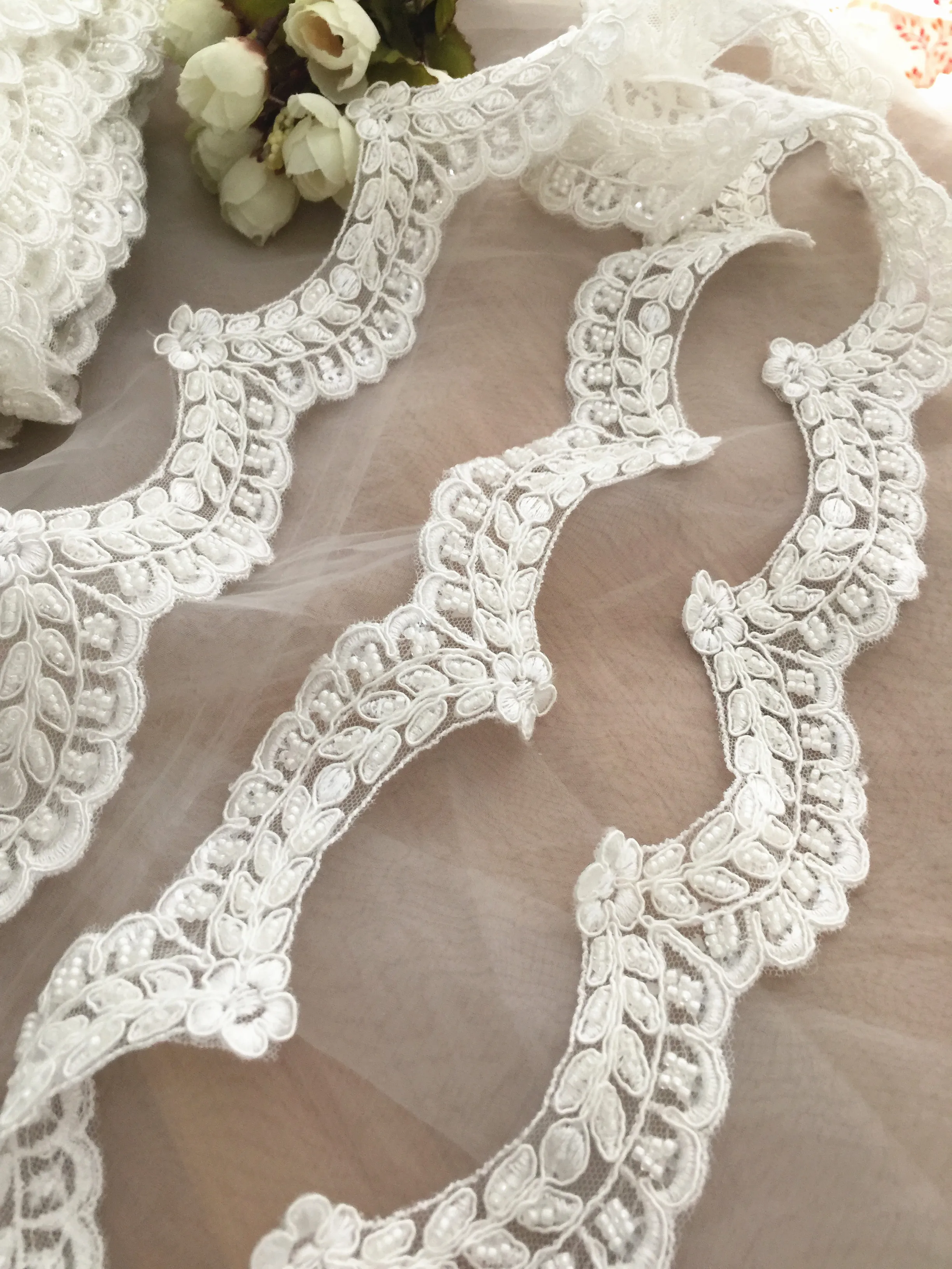 Lace Trim Elegant Beaded Car Bone Lace Wedding Dress Fabric Veil Heavy Industry
Lace Trim Elegant Beaded Car Bone Lace Wedding Dress Fabric Veil Heavy Industry