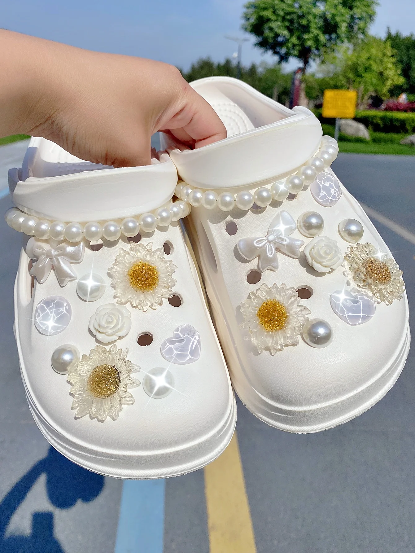 20 pieces of white ABS pearl chains, chrysanthemums (random flower center color), bows, circular water ripple hearts, roses, ABS
20 pieces of white ABS pearl chains, chrysanthemums (random flower center color), bows, circular water ripple hearts, roses, ABS