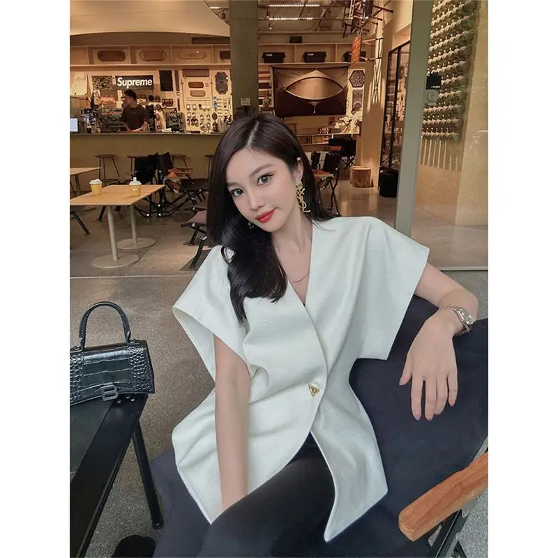 Korea Vest Jacket Irregular Metal Buttons Short Sleeve V-Neck Women Shirt Casual Black Vests Tops Female Fashion Tide Summer
Korea Vest Jacket Irregular Metal Buttons Short Sleeve V-Neck Women Shirt Casual Black Vests Tops Female Fashion Tide Summer
