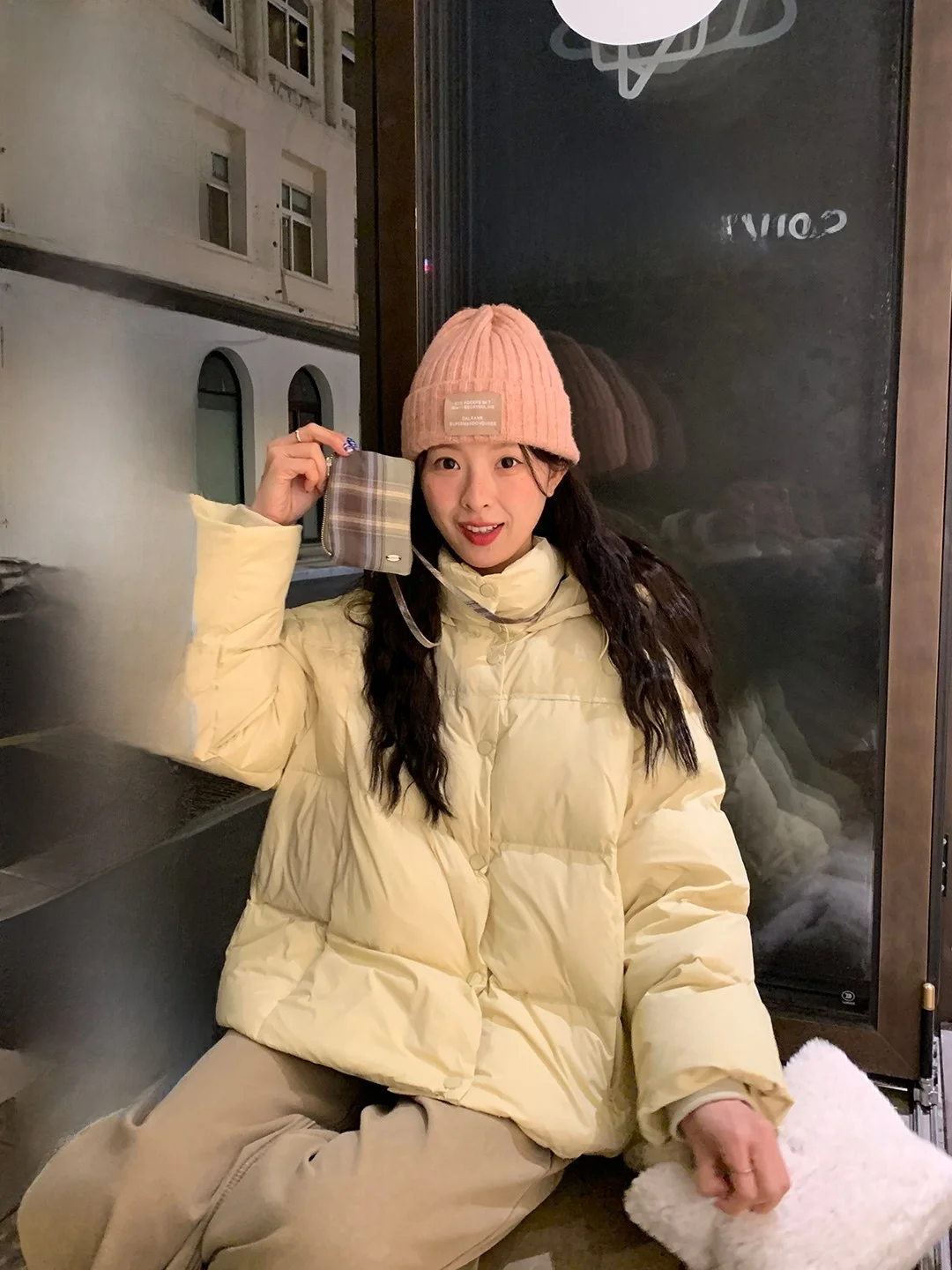 Теплая женская пуховая куртка с капюшоном, повседневная, модная, в корейском стиле, свободного кроя, на молнии, на все сезоны
Теплая женская пуховая куртка с капюшоном, повседневная, модная, в корейском стиле, свободного кроя, на молнии, на все сезоны