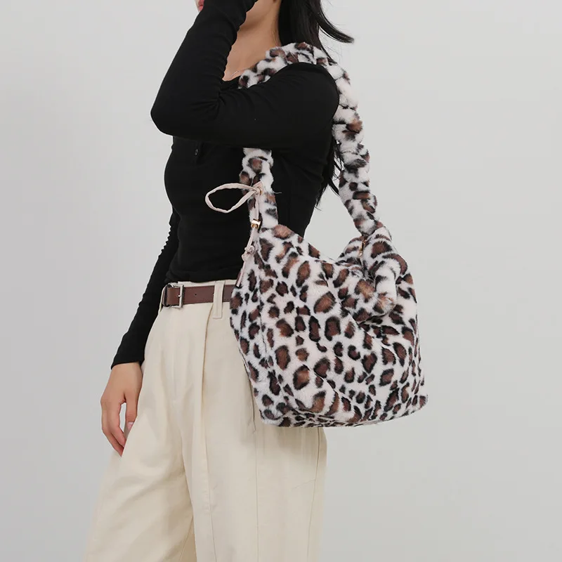 Fall and winter fashion new Mao Korean version of the leopard plush shoulder bag large capacity crossbody women's bags
Fall and winter fashion new Mao Korean version of the leopard plush shoulder bag large capacity crossbody women's bags