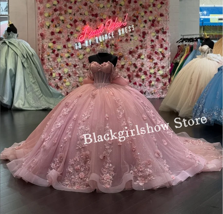 Fairy Pink Quinceanera Dress Off Shoulder Sheer Corset 3D Floral Appliques Mexican Cathedral Train Customised abiti da cerimonia
Fairy Pink Quinceanera Dress Off Shoulder Sheer Corset 3D Floral Appliques Mexican Cathedral Train Customised abiti da cerimonia