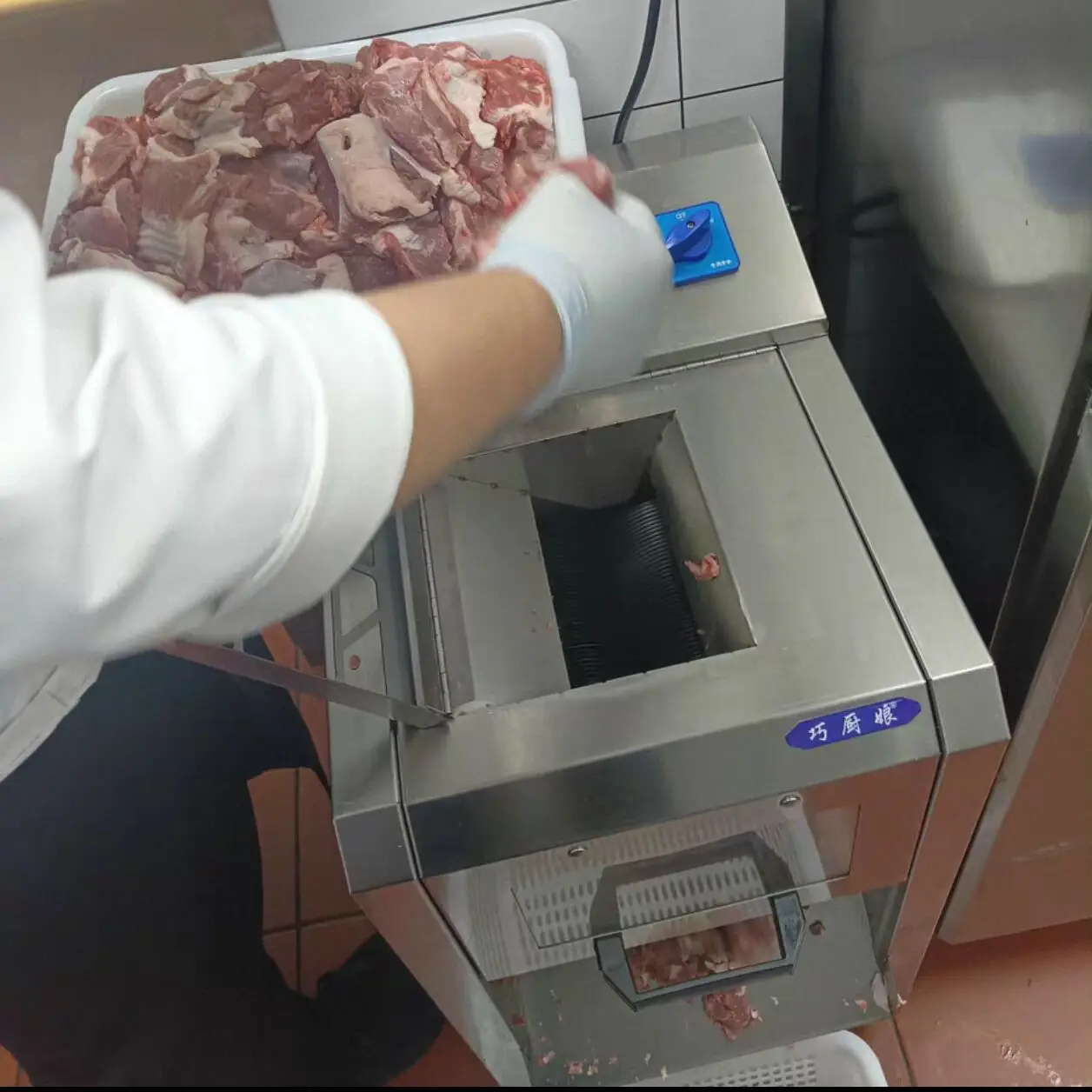 Commercial Electric Meat Slicer Cutter Shred Machine 2200W Automatic Vertical Beef Slicing Cutter
Commercial Electric Meat Slicer Cutter Shred Machine 2200W Automatic Vertical Beef Slicing Cutter