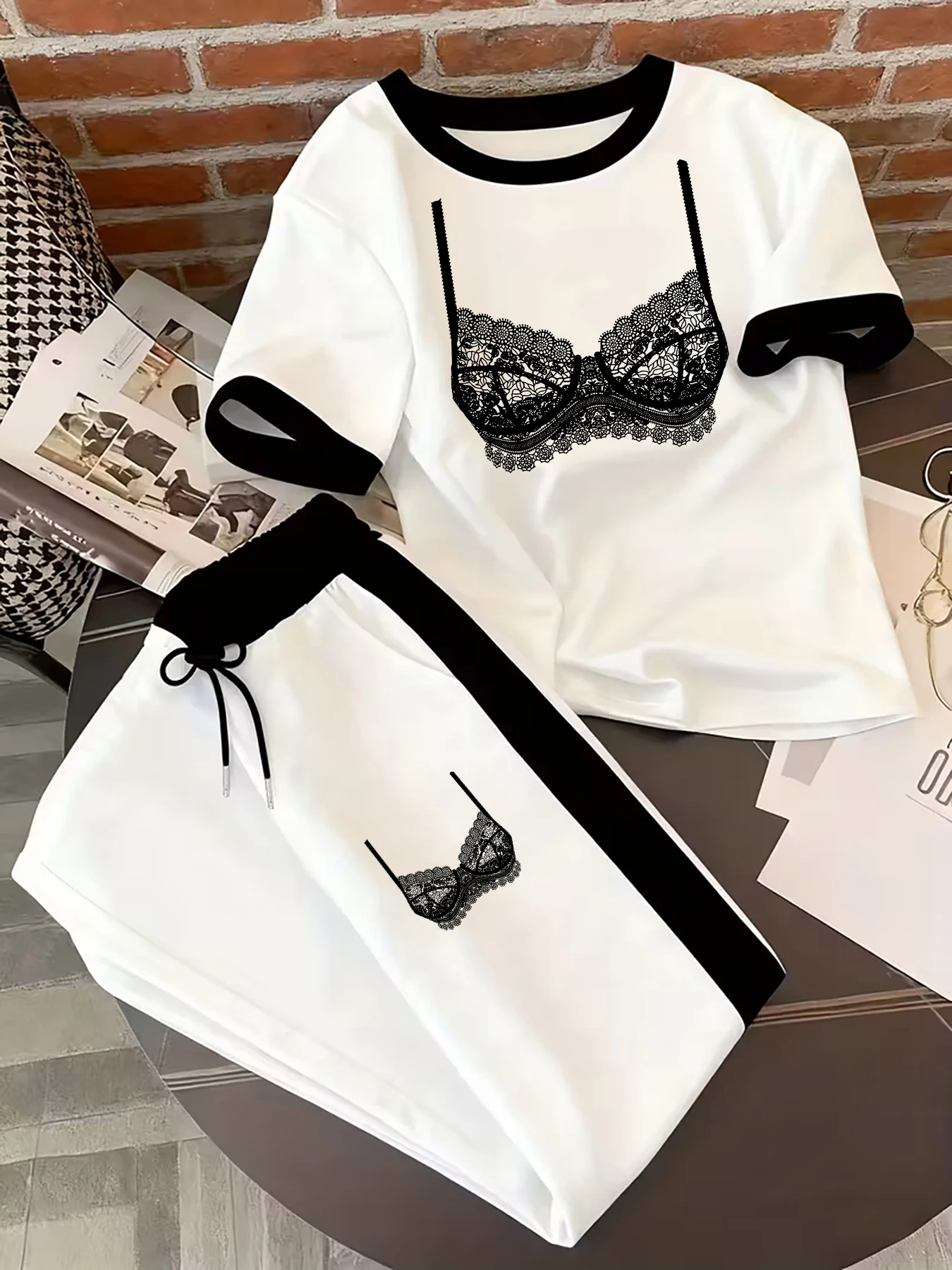 Spring and Summer Color-Block Lace Pattern Lingerie Print Casual Set: Short-Sleeve T-Shirt + Side-Striped Jogger Pants Two-Piece Set
Spring and Summer Color-Block Lace Pattern Lingerie Print Casual Set: Short-Sleeve T-Shirt + Side-Striped Jogger Pants Two-Piece Set