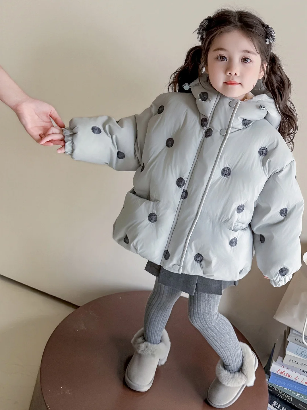 Зимняя хлопковая куртка Thiened для девочек, слипоны в горошек для маленьких девочек, модная корейская версия, хлопковое пальто Thi
Зимняя хлопковая куртка Thiened для девочек, слипоны в горошек для маленьких девочек, модная корейская версия, хлопковое пальто Thi