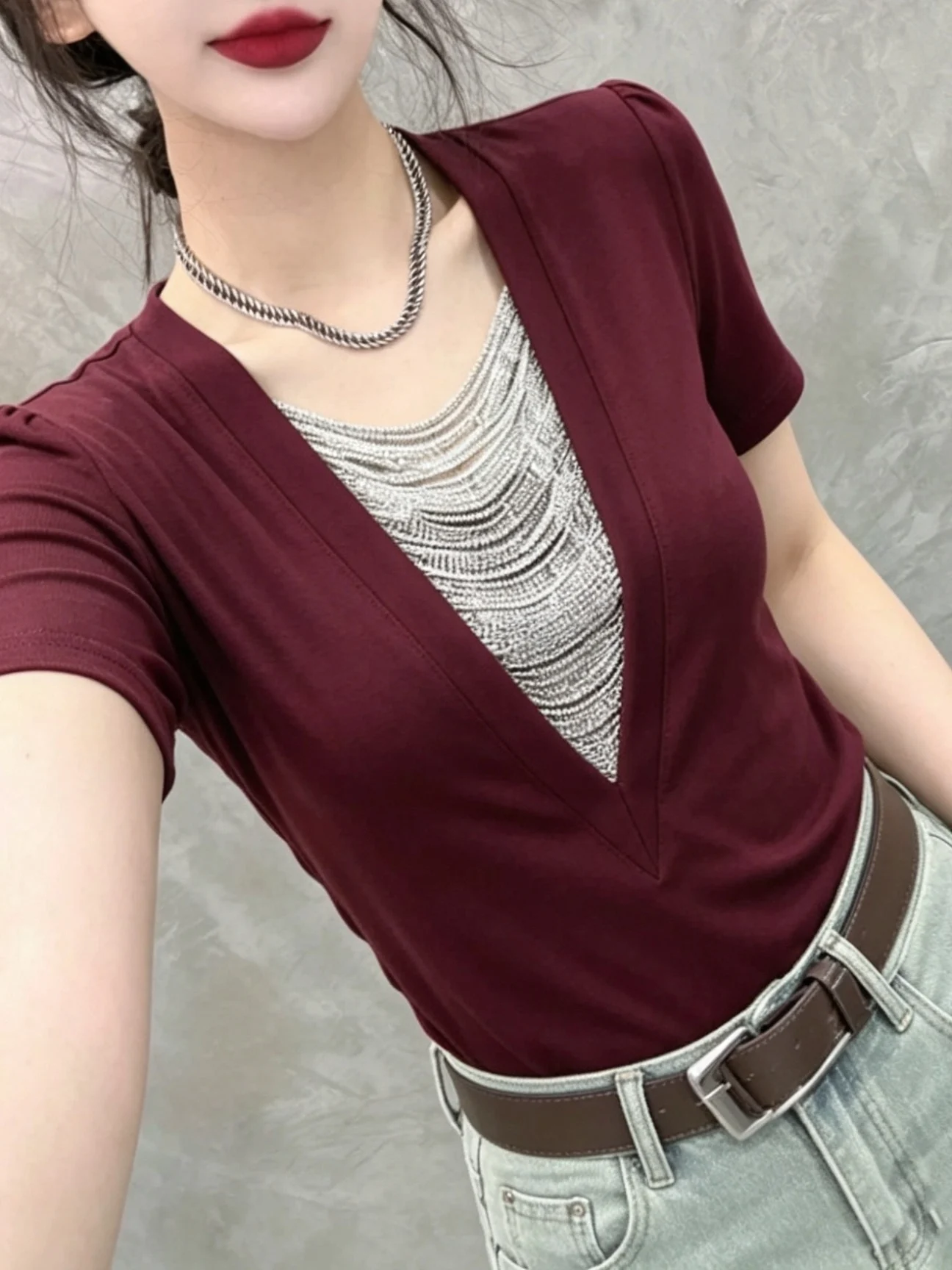 Summer Women's V-Neck Short Sleeve T-Shirt Heavy Embroidery Slim Fit Design Base Shirt Top Korean Style Commute Wind
Summer Women's V-Neck Short Sleeve T-Shirt Heavy Embroidery Slim Fit Design Base Shirt Top Korean Style Commute Wind