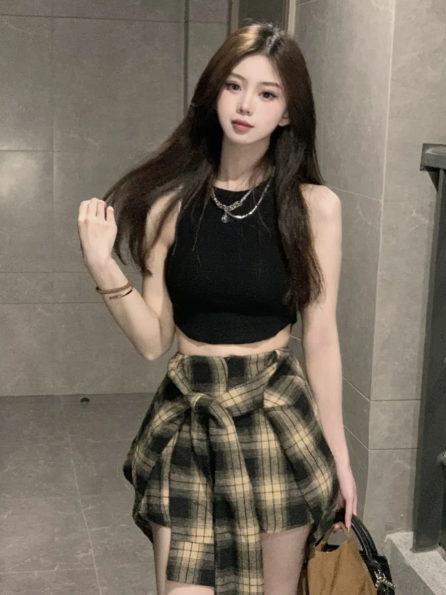 Летний облегающий комплект из двух предметов в клетку в корейском стиле: модный топ-жилет и юбка-шорты для женщин
Летний облегающий комплект из двух предметов в клетку в корейском стиле: модный топ-жилет и юбка-шорты для женщин